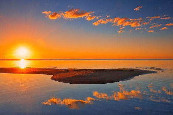 Canada-Manitoba-Matlock Sunrise on Lake Winnipeg